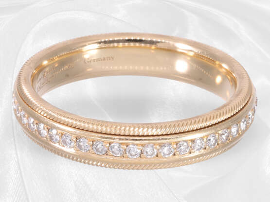 Ring: hochfeiner Wellendorf Brillantring Modell "Julia" mit feinstem, umlaufenden Brillantbesatz, 0,55ct - фото 3