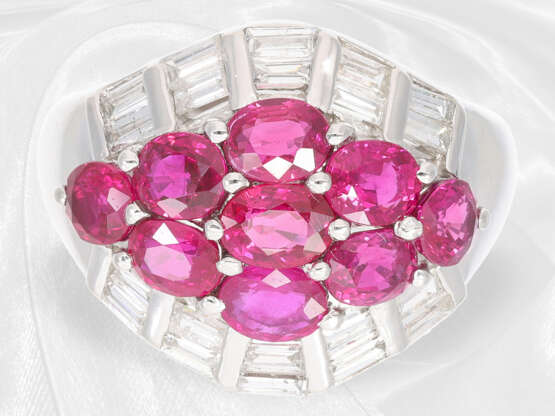 Ring: hochwertig besetzter Platin-Goldschmiedering, Rubine und Diamanten, 4ct - фото 2