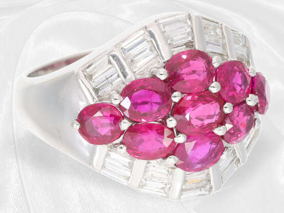 Ring: hochwertig besetzter Platin-Goldschmiedering, Rubine und Diamanten, 4ct - фото 3