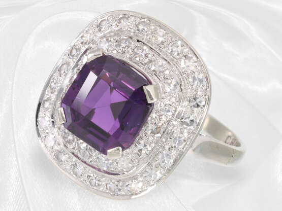 Ring: wertvoller Diamant-Goldschmiedering mit seltenem intensiv violetten natürlichen Saphir, incl. Gutachten - Foto 1