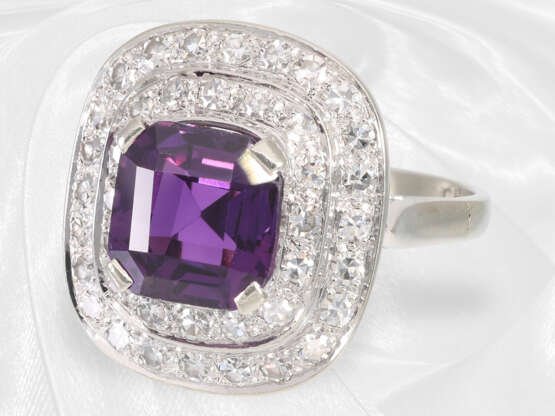 Ring: wertvoller Diamant-Goldschmiedering mit seltenem intensiv violetten natürlichen Saphir, incl. Gutachten - photo 3