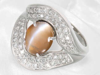 Ring: extravaganter Platinring mit großem Cat-Eye Chrysoberyll und feinsten Brillanten, neuwertig