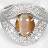 Ring: extravaganter Platinring mit großem Cat-Eye Chrysoberyll und feinsten Brillanten, neuwertig - photo 3