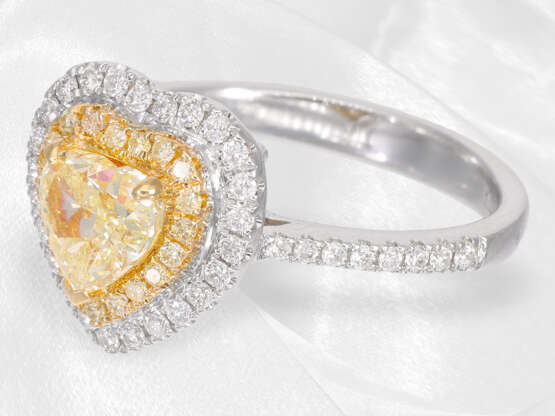 Ring: wertvoller, neuwertiger Diamantring mit einem gelben fancy Diamanten in Herzform von ca. 1,02ct - Foto 2