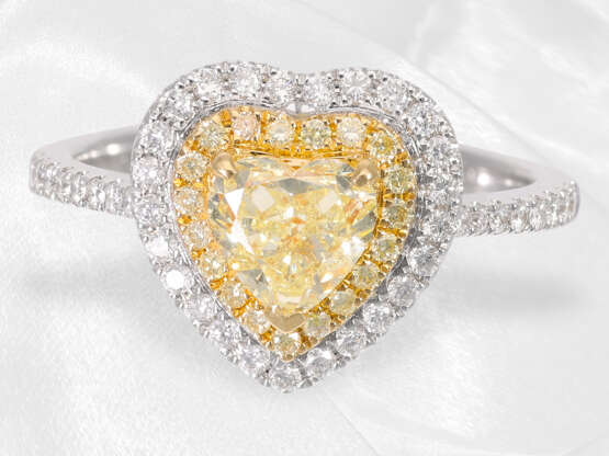 Ring: wertvoller, neuwertiger Diamantring mit einem gelben fancy Diamanten in Herzform von ca. 1,02ct - Foto 3
