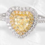 Ring: wertvoller, neuwertiger Diamantring mit einem gelben fancy Diamanten in Herzform von ca. 1,02ct - фото 3