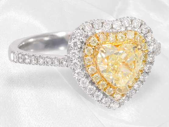 Ring: wertvoller, neuwertiger Diamantring mit einem gelben fancy Diamanten in Herzform von ca. 1,02ct - фото 4