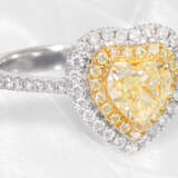 Ring: wertvoller, neuwertiger Diamantring mit einem gelben fancy Diamanten in Herzform von ca. 1,02ct - photo 4