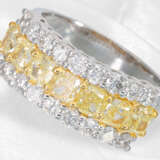 Ring: wertvoller Goldschmiedering mit gelben fancy Diamanten und weißen Brillanten, ca. 3,22ct - фото 1