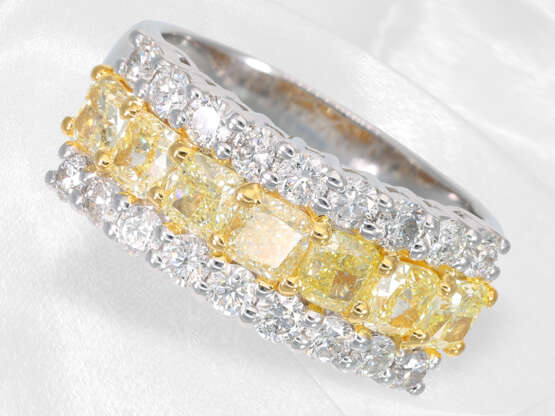 Ring: wertvoller Goldschmiedering mit gelben fancy Diamanten und weißen Brillanten, ca. 3,22ct - фото 2