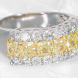 Ring: wertvoller Goldschmiedering mit gelben fancy Diamanten und weißen Brillanten, ca. 3,22ct - фото 3