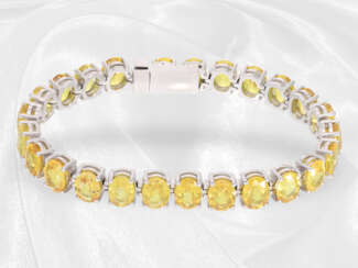 Armband: modernes Saphir-Goldschmiedearmband aus 18K Weißgold, ca. 37ct natürliche gelbe Saphire