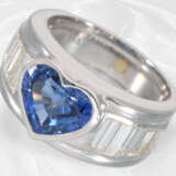 Ring: moderne und äußerst solide Goldschmiedearbeit mit einem Herz-Saphir von ca. 4ct und feinen Diamanten - фото 1