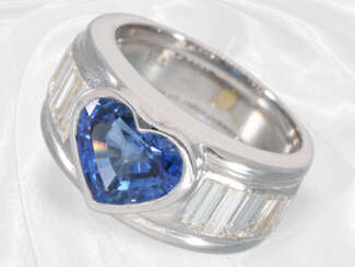Ring: moderne und äußerst solide Goldschmiedearbeit mit einem Herz-Saphir von ca. 4ct und feinen Diamanten