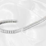 Armband: luxuriöses, attraktives Tennisarmband mit hochfeinen Diamanten von zusammen ca. 11,8ct, 18K - фото 3