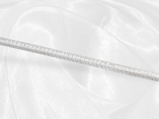 Armband: luxuriöses, attraktives Tennisarmband mit hochfeinen Diamanten von zusammen ca. 11,8ct, 18K - фото 4