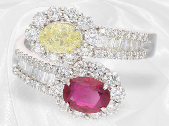 Ring: hochfeiner, außergewöhnlicher Platinring mit Rubin und Fancy-Brillant, 2 x 1,05ct - photo 2