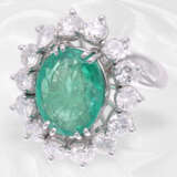Ring: dekorativer, feiner Smaragd/Brillant-Goldschmiedering, Smaragd ca. 4,5ct, ca. 2,1ct Brillanten - фото 1