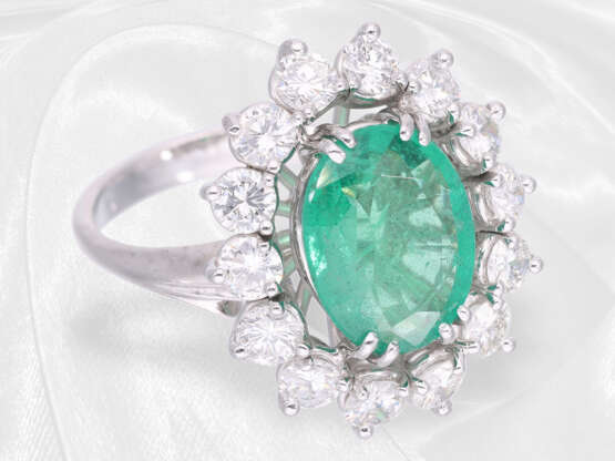 Ring: dekorativer, feiner Smaragd/Brillant-Goldschmiedering, Smaragd ca. 4,5ct, ca. 2,1ct Brillanten - Foto 2