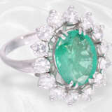 Ring: dekorativer, feiner Smaragd/Brillant-Goldschmiedering, Smaragd ca. 4,5ct, ca. 2,1ct Brillanten - фото 2