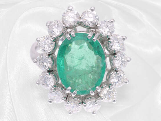 Ring: dekorativer, feiner Smaragd/Brillant-Goldschmiedering, Smaragd ca. 4,5ct, ca. 2,1ct Brillanten - фото 3