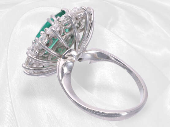 Ring: dekorativer, feiner Smaragd/Brillant-Goldschmiedering, Smaragd ca. 4,5ct, ca. 2,1ct Brillanten - photo 4