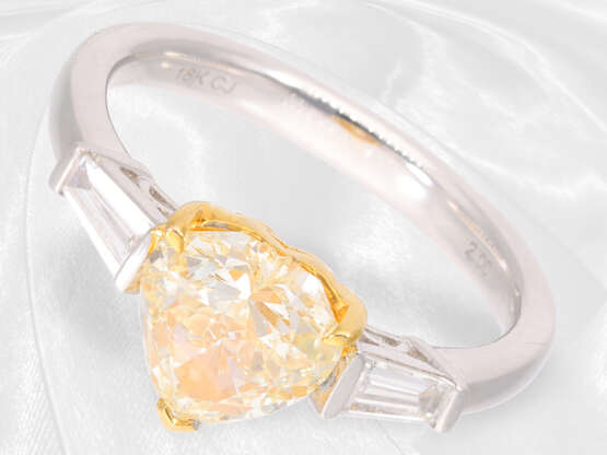 Ring: ungetragener, hochwertiger Goldschmiedering mit Diamant-Herz von exakt 2ct sowie Trapez-Diamanten - photo 1