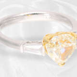 Ring: ungetragener, hochwertiger Goldschmiedering mit Diamant-Herz von exakt 2ct sowie Trapez-Diamanten - Foto 2