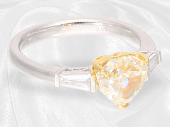 Ring: ungetragener, hochwertiger Goldschmiedering mit Diamant-Herz von exakt 2ct sowie Trapez-Diamanten - фото 2