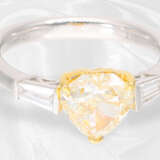 Ring: ungetragener, hochwertiger Goldschmiedering mit Diamant-Herz von exakt 2ct sowie Trapez-Diamanten - photo 3