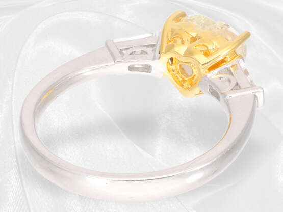 Ring: ungetragener, hochwertiger Goldschmiedering mit Diamant-Herz von exakt 2ct sowie Trapez-Diamanten - Foto 5