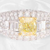 Ring: ungetragener, dekorativer und moderner Weißgoldring mit einem fancy Diamanten von 2ct, inklusive GIA-Report, insgesamt ca. 5,38ct - фото 2