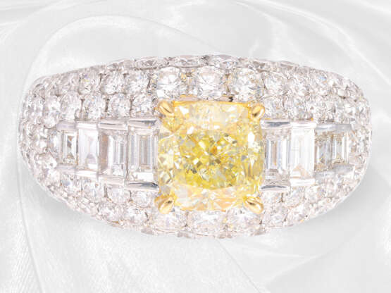 Ring: ungetragener, dekorativer und moderner Weißgoldring mit einem fancy Diamanten von 2ct, inklusive GIA-Report, insgesamt ca. 5,38ct - фото 2