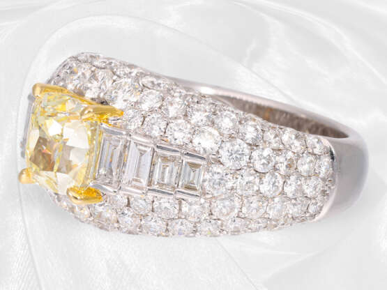 Ring: ungetragener, dekorativer und moderner Weißgoldring mit einem fancy Diamanten von 2ct, inklusive GIA-Report, insgesamt ca. 5,38ct - фото 4