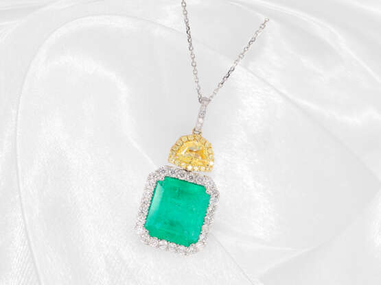 Kette/Collier: hochwertiges Brillant-Collier mit großem Smaragd von ca. 7,07ct, zudem ein Fancy Diamant von ca. 1,02ct - photo 1