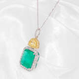 Kette/Collier: hochwertiges Brillant-Collier mit großem Smaragd von ca. 7,07ct, zudem ein Fancy Diamant von ca. 1,02ct - фото 2
