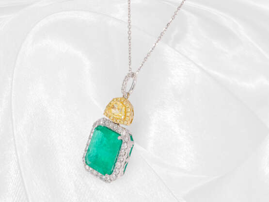 Kette/Collier: hochwertiges Brillant-Collier mit großem Smaragd von ca. 7,07ct, zudem ein Fancy Diamant von ca. 1,02ct - photo 2