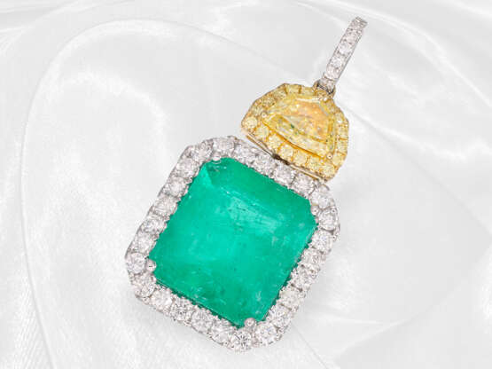 Kette/Collier: hochwertiges Brillant-Collier mit großem Smaragd von ca. 7,07ct, zudem ein Fancy Diamant von ca. 1,02ct - Foto 3