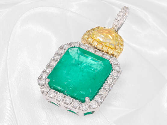 Kette/Collier: hochwertiges Brillant-Collier mit großem Smaragd von ca. 7,07ct, zudem ein Fancy Diamant von ca. 1,02ct - Foto 4
