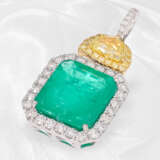 Kette/Collier: hochwertiges Brillant-Collier mit großem Smaragd von ca. 7,07ct, zudem ein Fancy Diamant von ca. 1,02ct - Foto 4