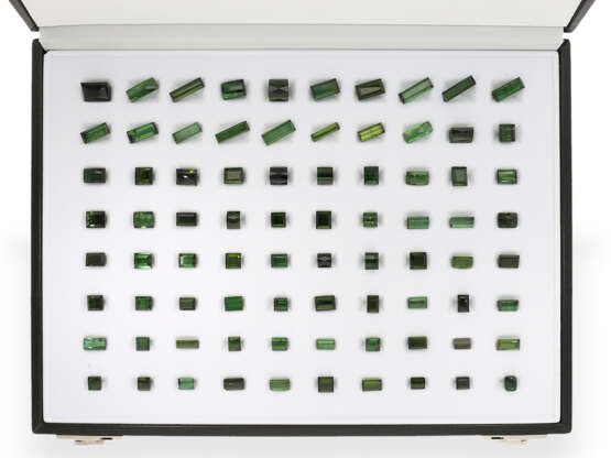 Turmaline: großes und sehr hochwertiges Konvolut grüne Turmaline in unterschiedlichen Schliffarten und Größen, ca.331,5ct - фото 1