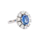 Ring mit Saphir ca. 2,6 ct umgeben von 10 Brillanten zus. ca. 1,2 ct, - photo 1