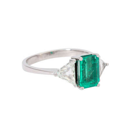 Ring mit Smaragd ca. 1,3 ct und 2 Diamanttriangeln zus. ca. 0,8 ct - Foto 1