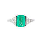 Ring mit Smaragd ca. 1,3 ct und 2 Diamanttriangeln zus. ca. 0,8 ct - photo 2