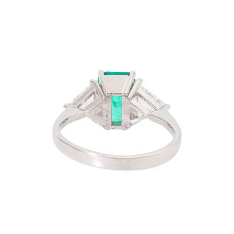 Ring mit Smaragd ca. 1,3 ct und 2 Diamanttriangeln zus. ca. 0,8 ct - Foto 3