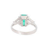 Ring mit Smaragd ca. 1,3 ct und 2 Diamanttriangeln zus. ca. 0,8 ct - фото 3