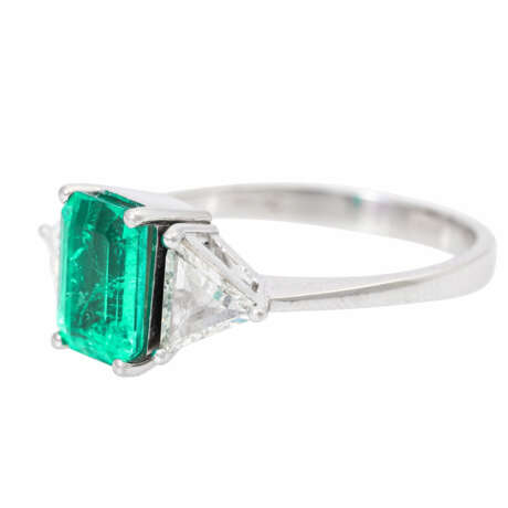 Ring mit Smaragd ca. 1,3 ct und 2 Diamanttriangeln zus. ca. 0,8 ct - photo 4