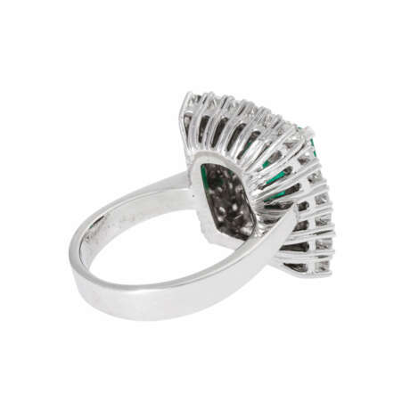 Ring mit Smaragd, zweireihig umrahmt von 40 Brillanten zus. ca. 2,15 ct - Foto 3