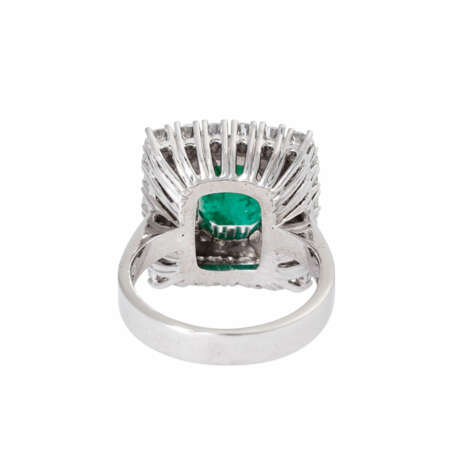 Ring mit Smaragd, zweireihig umrahmt von 40 Brillanten zus. ca. 2,15 ct - Foto 4