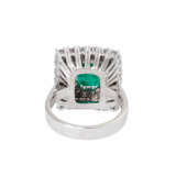 Ring mit Smaragd, zweireihig umrahmt von 40 Brillanten zus. ca. 2,15 ct - photo 4